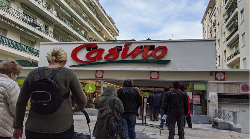 A line forming outside the grocery story in Nice during the coronavirus crisis.